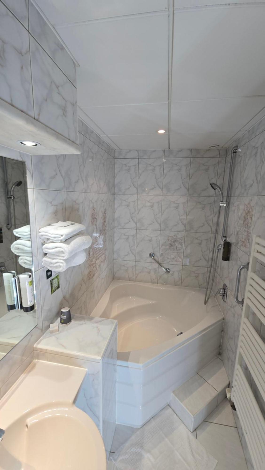 Logis Hotel & Restaurant Arcombelle Монтини-льо-Роа Екстериор снимка