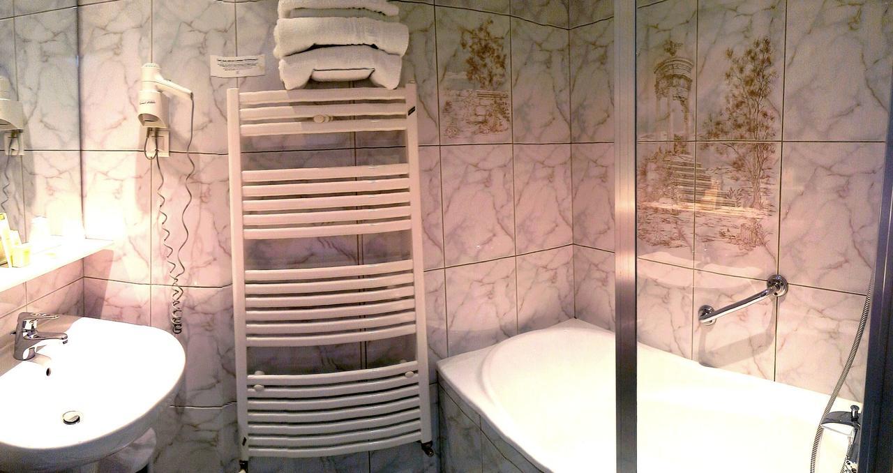 Logis Hotel & Restaurant Arcombelle Монтини-льо-Роа Екстериор снимка