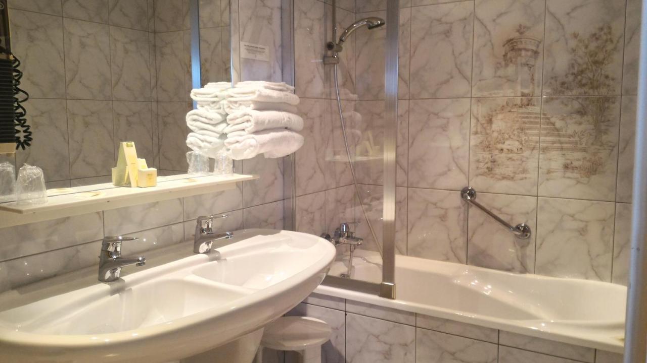 Logis Hotel & Restaurant Arcombelle Монтини-льо-Роа Екстериор снимка